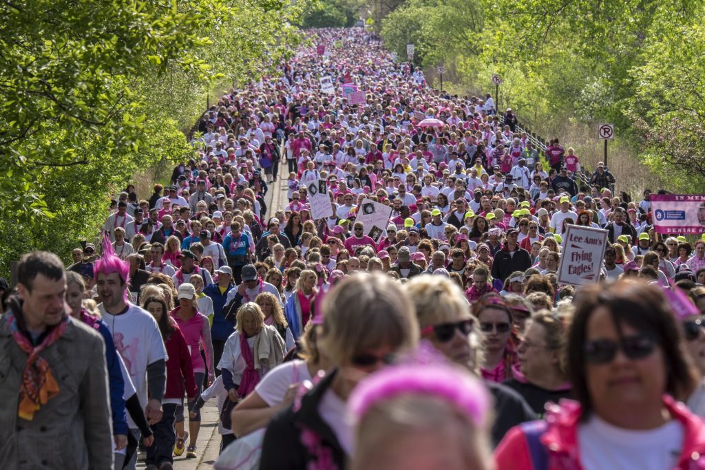 Crowd running marathon breast cancer aware - CardioFlex Therapy